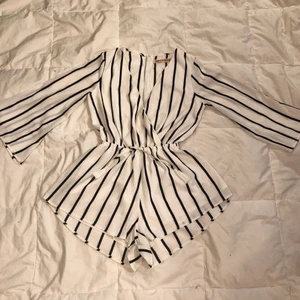 Randig playsuit - Jättefin randig playsuit, köpt i Australien. Från märket Reverse, storlek M. 