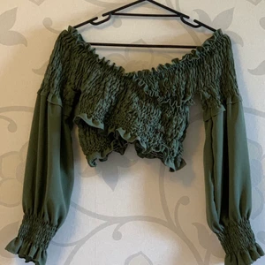 Off shoulder top - Jättefin off shoulder top som tyvärr inte kommer till användning, använd 1 gång. Köpte den för 150kr säljer för 100kr (+ frakt). För mer bilder kan ni skriva privat☺️ (finns på fler sidor)