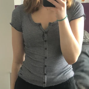 Hollister T-shirt XS - Mörkblå och vitrandig tshirt från hollister, storlek XS passar äver S. Använd fåtal gånger, (som ny)