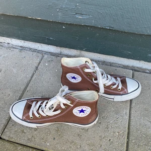 Bruna converse  - Intresse koll på mina bruna converse i stl 37. . Bra skick!  Budgivning I kommentarerna. Köparen står för frakt ( 66 kr ) budgivning avslutas på torsdag kl 19.00❤️