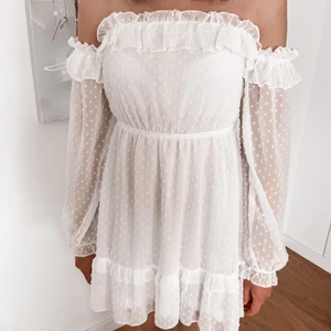 Vit studentklänning  - En jättegullig vit studentklänning i storlek S eller EU 36 som passar perfekt nu till både student och skolavslutningar:) Helt oanvänd och i nyskick, endast testad. Beställde hem flera klänningar från Shein men hann inte returnera i tid så inget fel på varken klänning eller storlek. Väldigt fin passform och skulle säga att den passar både XS/S🥰