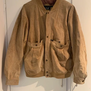 Mockajacka  - Strl 56, herr. Så snygg som oversize till M dam. Eller kanske s om man vill ha riktigt oversize och L om man vill ha den lite mindre. Skit snygg. 