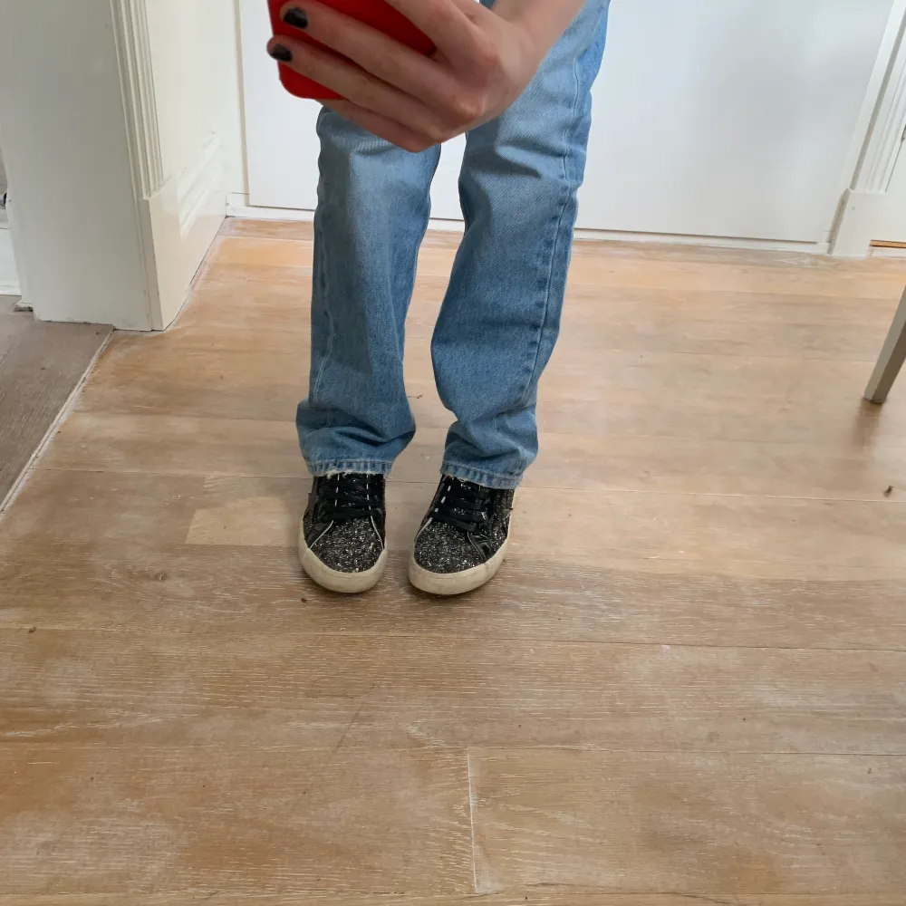 Säljer dessa skitsnygga skor från zalando. Köpte de för 630kr och de är endast använda 2 gånger. Liknar golden goose skor. Skriv om ni är intresserade eller vill ha fler bilder. . Skor.