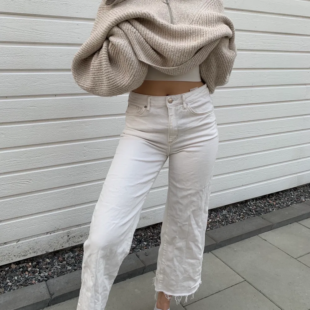 Väldigt somriga vita korta byxor super sköna (stretchiga ) å snygga , kan mötas upp eller frakta ❤️. Jeans & Byxor.