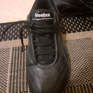 Svarta Reebock sport skor, använda ca 3-5 max . Storlek 36.5 funkar ev. Som 36-37 