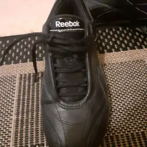 Svarta Reebock sport skor, använda ca 3-5 max . Storlek 36.5 funkar ev. Som 36-37 
