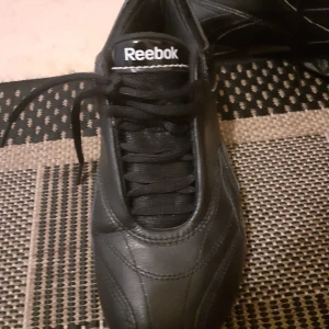 Reebock sport skor  - Svarta Reebock sport skor, använda ca 3-5 max . Storlek 36.5 funkar ev. Som 36-37 