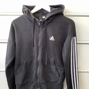 Adidas tröja - Super fin adidas tröja som jag har användt ca 10 gånger! Inga fläckar osv! 