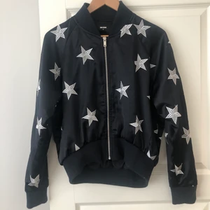 Bomberjacka  - Bomberjacka men silver stjärnor på as snygg men kommer tyvärr inte till användning. För mer info skriv privat💗