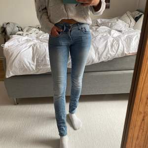 Ljusblåa jeans, skinny fit och lågmidjade