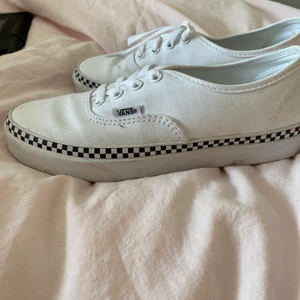 Vans - jättefina vita vans, som är slutsålda överallt och perfekta inför sommaren, använda ca 4 gånger😊