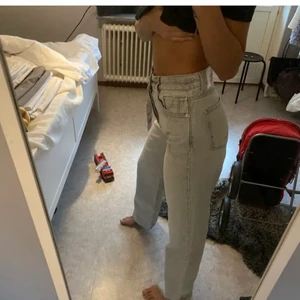Skit snygga jeans - Säljer dessa skitsnygga jeansen från Zara, de är slutsålda 🤍 lånade bilder från Jonna på plick! Säljer då de tyvärr blivit för stora. Endast använda ca 2-3 gånger så de är i superbra skick! Frakten ingår inte i priset (66kr)💕
