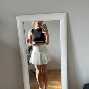 Vit kjol  - Storlek S, bra passform i midjan och superfin kjol! Aldrig använd, inga fläckar. Passar S-XS. Inga defekter. Inköpspris 200 kr. Inte för kort där bak! Säljes pga inte min stil.