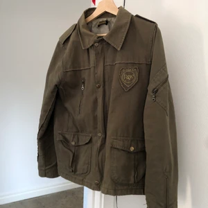 G-star raw - G-star raw jeansjacka i en grönbrun färg. Storlek M. I mycket fint skick, inga knappar eller dylikt saknas. Många fina detaljer på jacka samt snyggt tryck på ryggen. 