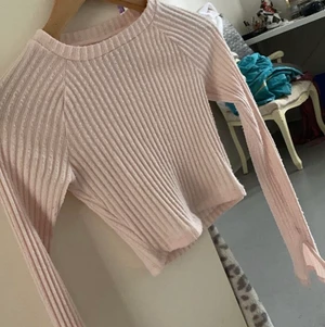 Rosa tröja - Säljer min hyfsat nya rosa tröja med slits i båda ärmarna, knappt använd.