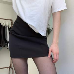 Fin svart kjol som funkar till allt. Superskön och hög i midjan. Storlek 34 från nakd, innermått i midjan är 66cm.❣️