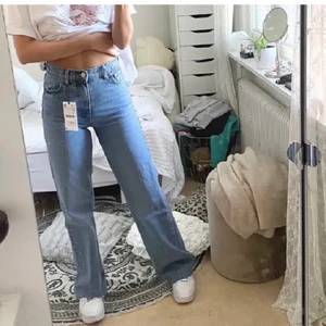 Jeans från Zara - BUDA I KOMMENTARERNA, HÖGSTA BUD ÄR 340+FRAKT💕 Säljer dessa ljusblåa jeans från Zara som jag har köpt här på plick då de var för små för mig (bilderna är lånade). Jeansen är i storlek 34 men jag skulle säga att de är stora 32or då de var för små för mig som vanligtvis har 34. Midjeomkretsen är ungefär 67 cm, höftomkretsen 89 cm och innerbenslängden är 82 cm. Det är bara att skriva om ni vill ha fler bilder💙 Origanpris är 600 kr. Spårbar frakt tillkommer på 66 kr 📦