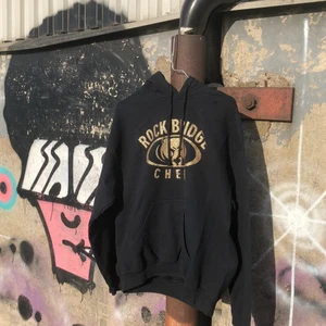 COLLEGE HOODIE!! 💿💿 - Rockbridge cheer hoodie från Rock bridge high school i columbia Missouri. Tröjan är producerad av Glidan och är i grymt skick. Sjukt najs med glittrigt tryck. Tröjan är M men skulle säga att den passar något mindre. Tveka inte att höra av dig om du undrar något! 🌱💿