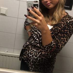 Super fin leopard blus med knyte i midjan! Liknar blazer i modellen men i tygmaterial! Denna är ifrån only i storlek XS! Kontakta för mer bilder & frågor!💓