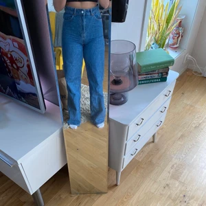 Zara jeans - Superfina och populära jeans från zara, är lite tajta runt benen på mig, därav säljer jag dom. Kan mötas upp i Mjölby, annars står köparen för frakt😊