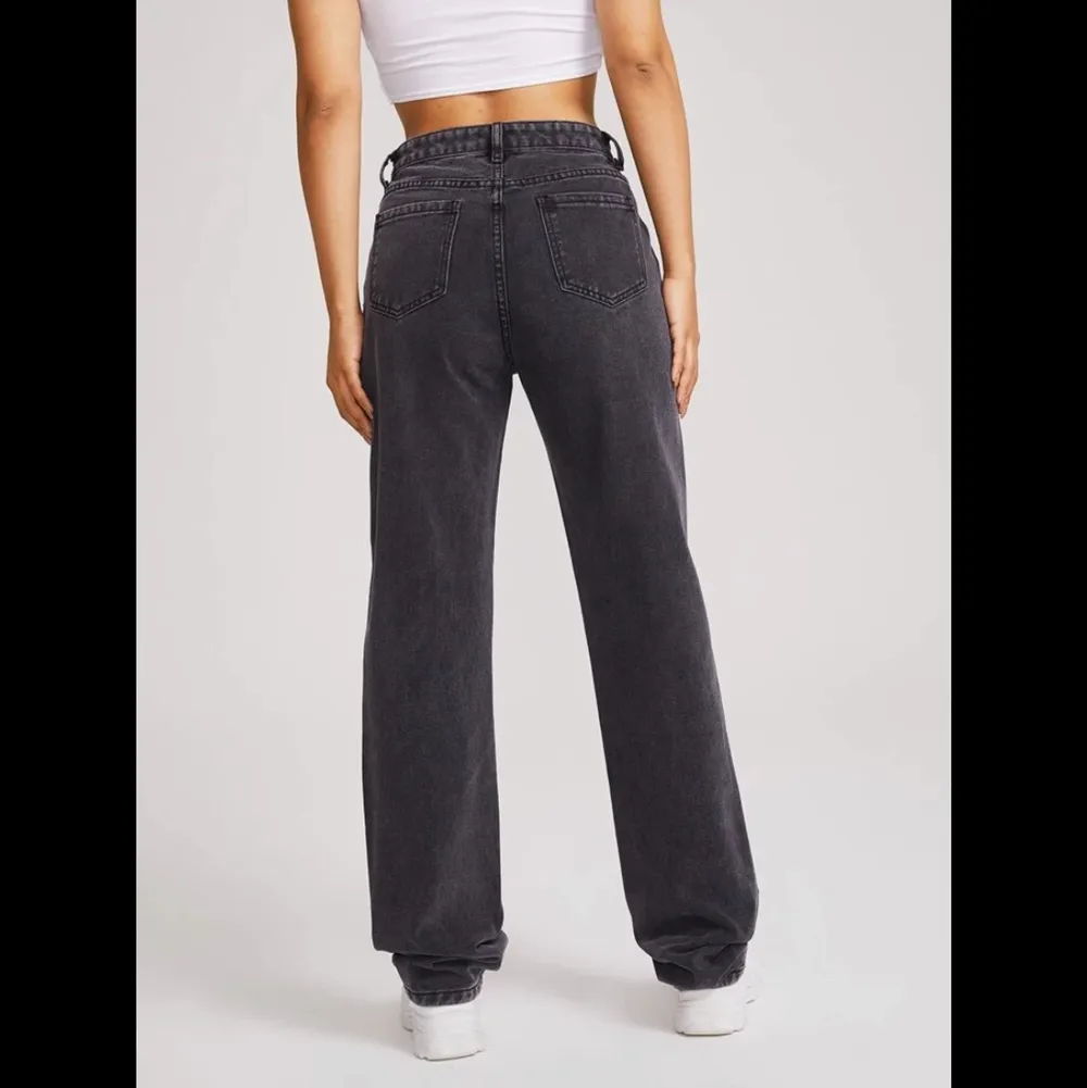 Skit snygga jeans som endast är testade, men ej använda. Köpt på SHEIN för 204kr, säljer för 79kr+frakt. Storlek L, men använder i vanliga fall M i byxor. Jeans & Byxor.