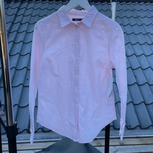 Skjorta - Skjorta från Gina Tricot i storlek 36. Aldrig använd, lapparna sitter fortfarande kvar (nypris 199 kr). Möts upp i Ljungby eller fraktar för 51 kr (endast spårbart)
