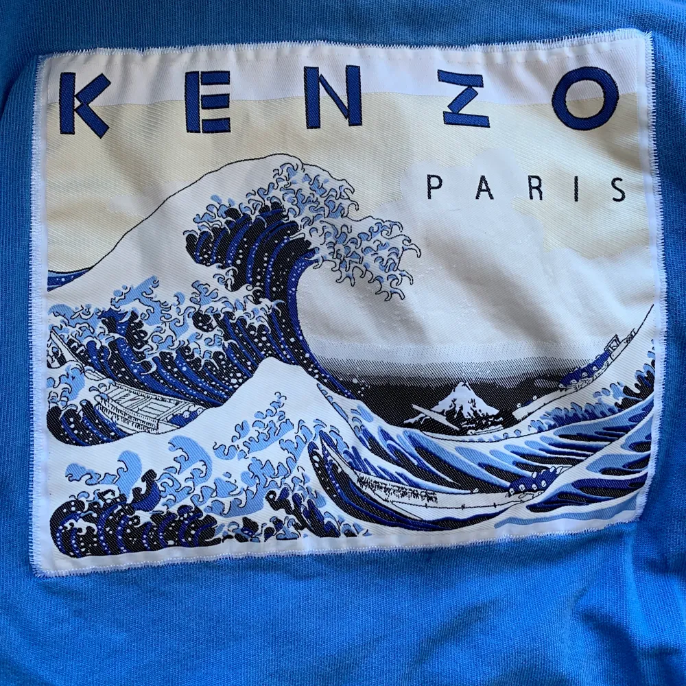 Dunder snygg blå sweatshirt från Kenzo med en våg på! Använd 5-10 gånger men man ser inget tecken på slitage. Passar nästan alla storlekar då den är lite oversized men man kan även vika upp den! Köpt för 2500kr men säljer nu för 400😊. Tröjor & Koftor.