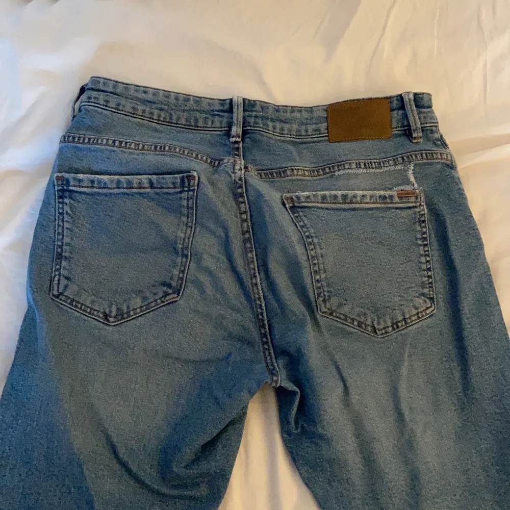 Säljer ett par blåa 90’s style jeans. De är så mjuka och ser väldigt vintage och retro ut. De har lite vit tråd på baksidan som passar totalt in i hela vintage looken!!. Jeans & Byxor.