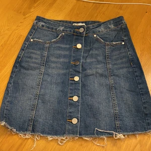 Jeanskjol - Säljer min blåa jeanskjol, strl. 34. Köparen står för frakt. Katt finns i hemmet