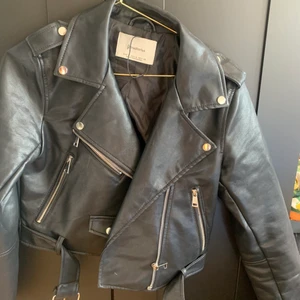 Skinnjacka  - Skinnjacka från stradivarius storlek M ❤️