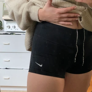 Nike träning shorts - Träningsshorts från Nike. Använda vid nåt enstaka tillfälle. Finns ett snöre att knyta dom med så att de verkligen sitter uppe!