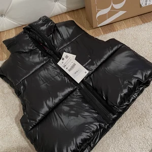 Zara väst - Så populär och helt slutsåld väst från Zara i storlek XS, väst är helt ny och prislapp sitter kvar. Buda i kommentarer eller privat! Kontakta mig för flera bilder 😊💞✌🏻