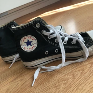 Intressekoll på mina svarta converse - svarta converse, intressekoll🤍 buda och höj med minst 10 kr för varje bud. strl 37,5 och jag kommer självklart rengöra skorna innan jag fraktar (frakten igår inte i budet) 