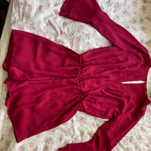 Playsuit  - Rosa playsuit med resår i midjan. Öppen i ryggen. Storlek 38. Knappt använd