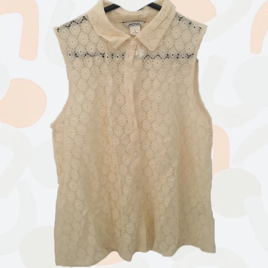 En vit blommig blus ifrån Monki