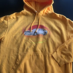 Hoodie - Cool hoodie i en fin, gul färg. Den är köpt second hand så vet inte vilket märke det är. Jättemjuk och i bra skick. Frakt tillkommer. Skriv till mig privat om du är intresserad :)