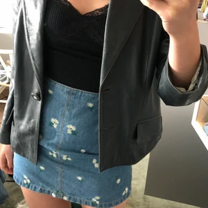 Jeanskjol m broderi - Säljer den här fina jeanskjolen med broderade blommor. Den är såklart i bra skick och ser inte använd ut. Den är i storlek 36 men passar också 34/xs. 