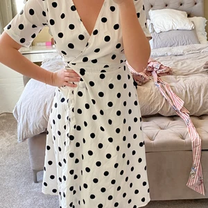 Prickig klänning  - Så söt prickig klänning från nakd! Använd fåtal gånger och superbra skick!