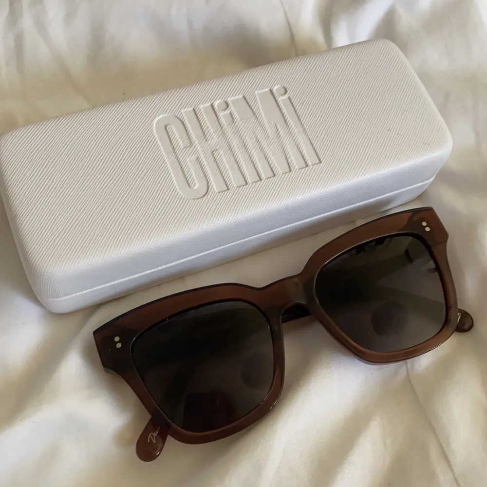 Så fina solglasögon från Chimi eyewear (slutsålda) i mycket fint skick! Modellen är 005.                           Ordinarie pris: 1100kr HÖGSTA BUD:530kr. Accessoarer.
