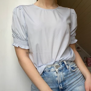 Blå blus  - Jättefin blus från Nakd som inte kommer till användning. Perfekt till vår och sommar! 