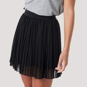 Svart, plisserad kjol från NAKD. Storlek XS i bra skick 🦋