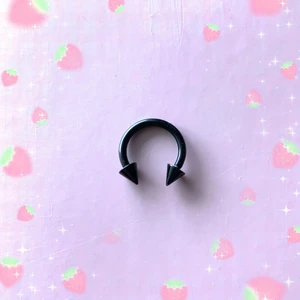 Svart septum  - Helt oanvänd svart hästskoseptum köpt på puktshop i Stockholm i storlek 1,6mm. 