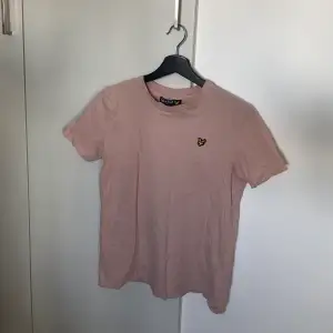 Fin rosa t-shirt perfekt till sommarn, köpt från kidsbrandstore men kommer inte till användning