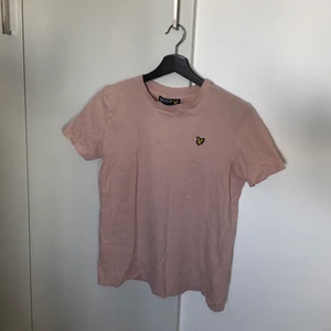 Rosa t-shirt från lyle&scott - Fin rosa t-shirt perfekt till sommarn, köpt från kidsbrandstore men kommer inte till användning