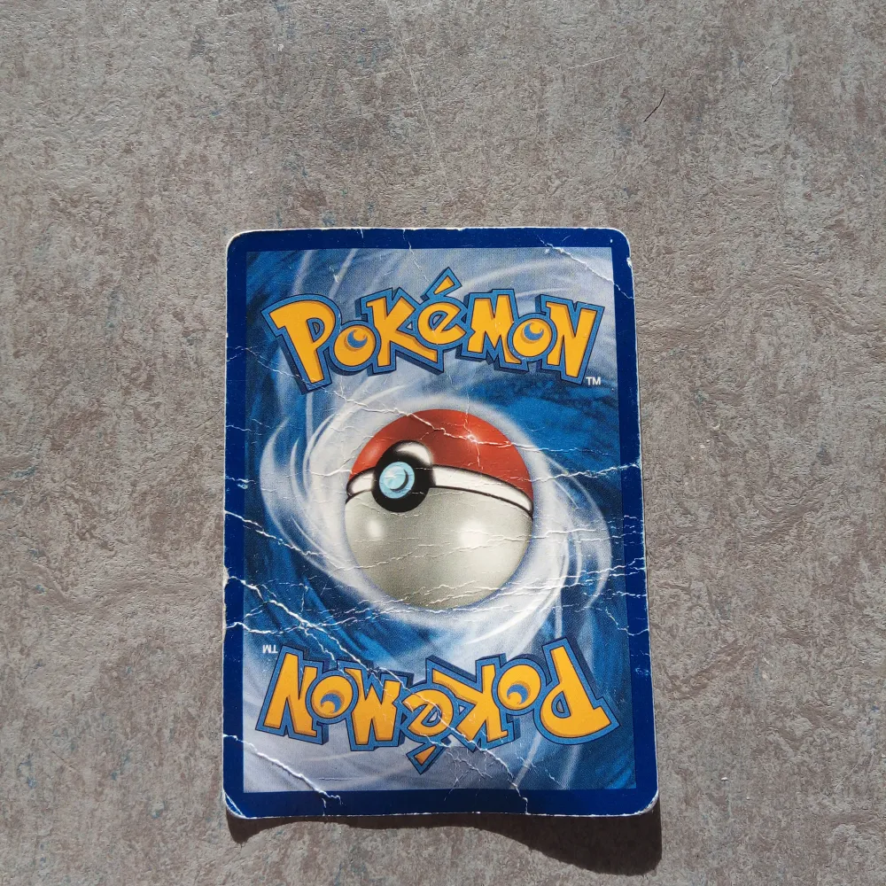 En rare Pokémon kort, mycket glittrig och lysande du kan omsälja den för 90-100kr. Den kommer också med en plast ficka för att skydda kortet mot smuts och skada ❤️. Övrigt.