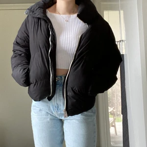 Bershka Puffjacka storlek S - Det är en varm jacka i bra skick den har två fickor som går att stänga med en knapp 
