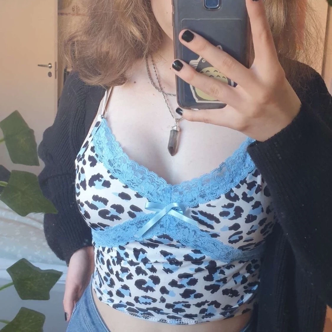 Linne med svart och blått cheetah print, med blå spets