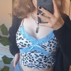 Linne med svart och blått cheetah print, med blå spets - Perfekt trendigt sommar linne, har dock några små fläckar fast det går säkert bort i tvätten🥰buda minst 10kr över, om flera är intresserade blir det budgivning