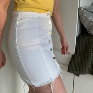 Vit jeanskjol från Ginatricot - Säljer en vit jeanskjol från Ginatricot i storlek 38. Max använd 2 gånger