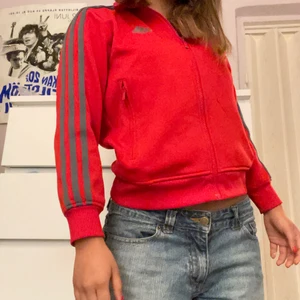 Adidas kofta  - Röd grå adidas kofta som jag tyvärr inte använder längre. Den har lite ”defekter” som man kan se på bilderna som lite flickar 💗 Köpare står för frakten 